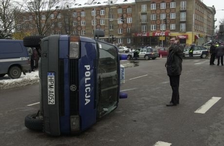 Policyjny radiowóz uderzony przez samochód osobowy przewrócił się na bok i przez kilka metrów sunął się po asfalcie