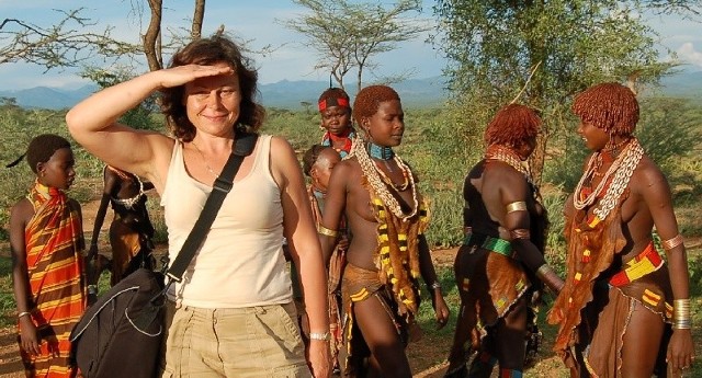 Marzena Kądziela z kobietami z etiopskiego plemienia Hamer.