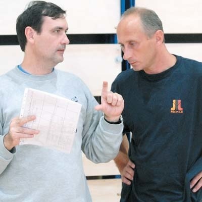 Osmar Pohl (z lewej, obok drugi trener Adam Aronowicz) pracuje ciężko, ale nie zbudował sobie silnej drużyny