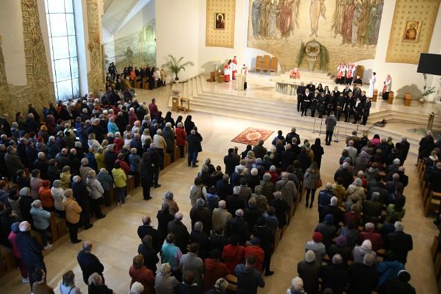 Liturgia Męki Pańskiej w kościele świętego Brata Alberta w Busku. >>>Więcej zdjęć na kolejnych slajdach