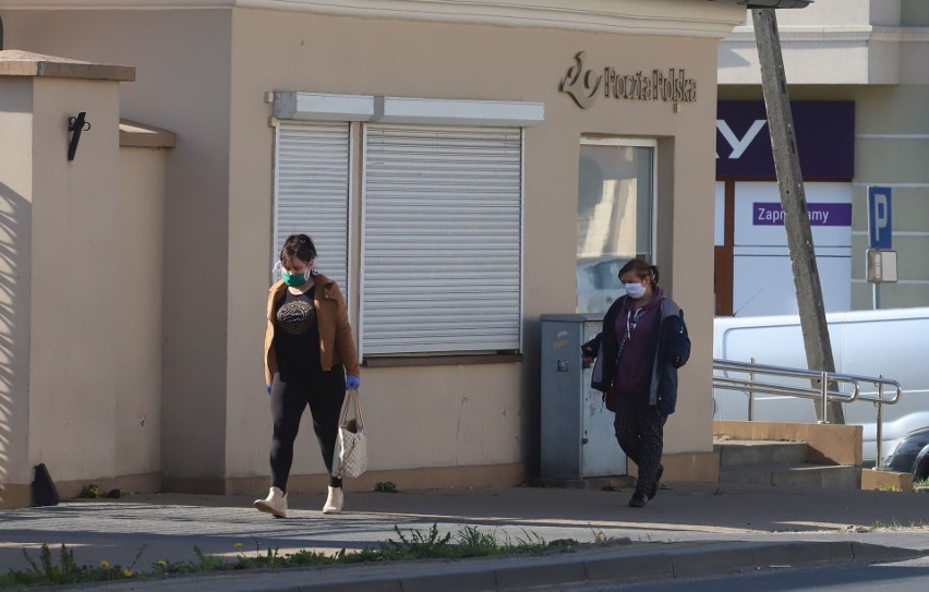 Koronawirus w Grójcu. Mieszkańcy miasta chodzą w maseczkach ochronnych. Zobaczcie zdjęcia