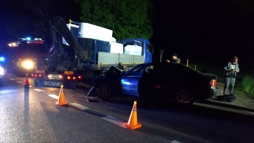 Nocny wypadek na krajowej "74". BMW uderzyło w ciężarówkę (ZDJĘCIA)