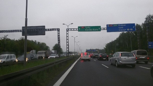 Olbrzymie korki w Katowicach po wypadku i kilku kolizjach na alei Roździeńskiego i S86