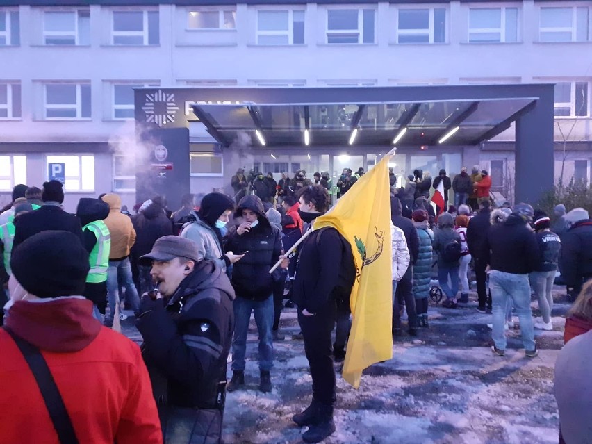 Protest przed komendą policji w Rybniku po zamieszkach przed...