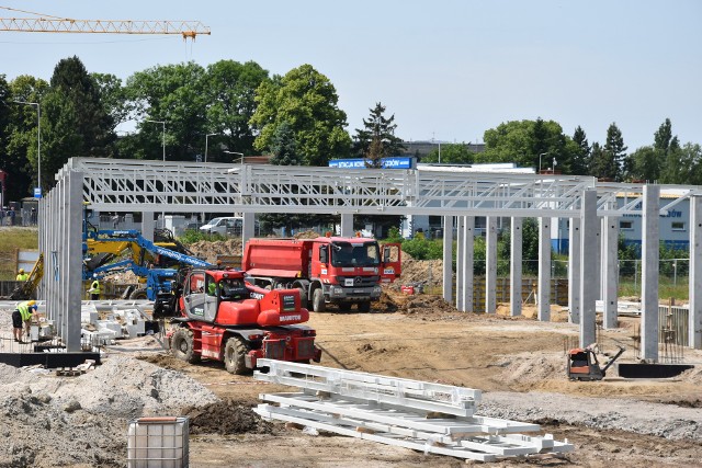 Nowy supermarket powstaje obok salonu Kii pomiędzy ulicami Prószkowską i Krapkowicką.