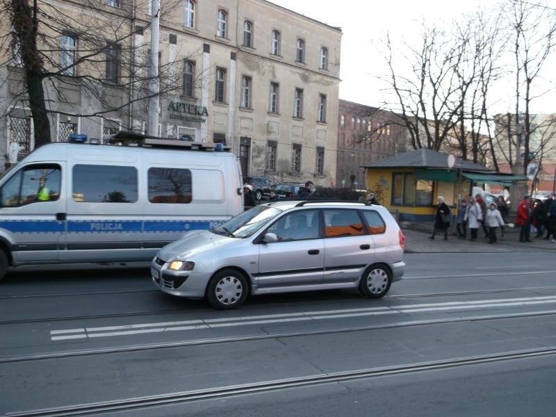 Wrocław: Wypadek na Traugutta. Piesza potrącona na pasach. Nie jeździły tramwaje (ZDJĘCIA)