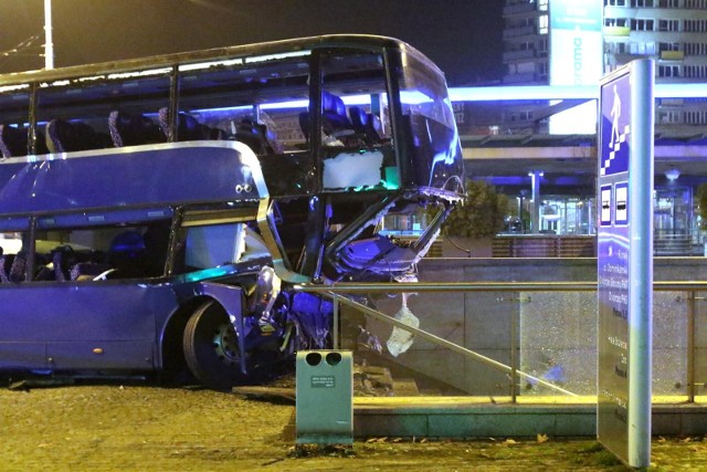 Autokar wjechał do przejścia podziemnego. Jedna osoba nie żyje, dwie są ranne. 