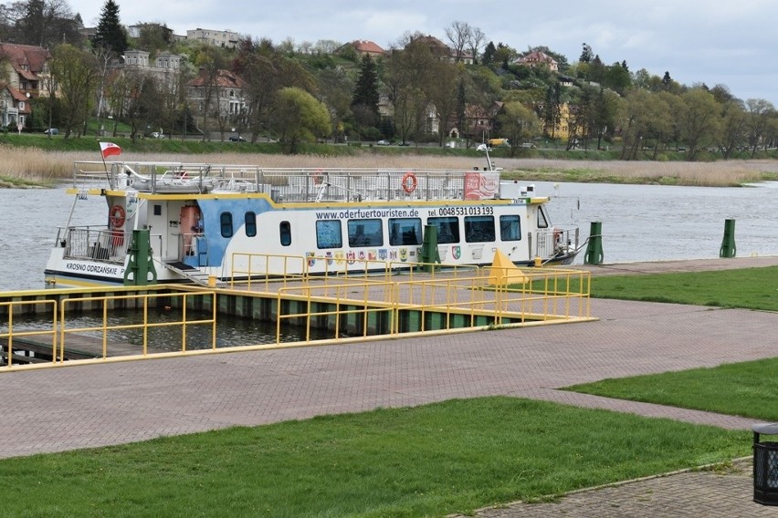 Statek wycieczkowy Zefir zacumował w Krośnie Odrzańskim.