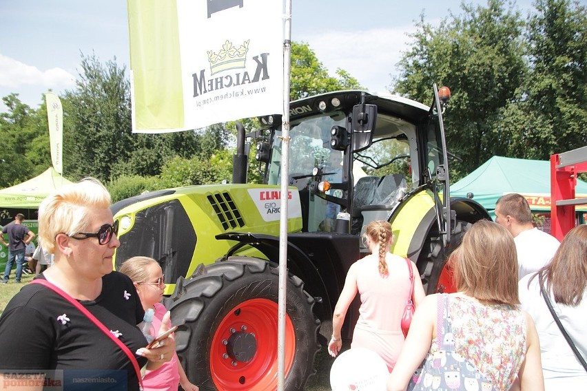 Upalna pogoda nie odstraszyła zwiedzających i kupujących....