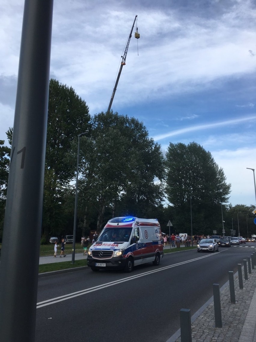 Wypadek w Parku Rady Europy w Gdyni (21.07.2019). Według nieoficjalnych ustaleń ofiara spadła podczas skoku na bungee [zdjęcia]