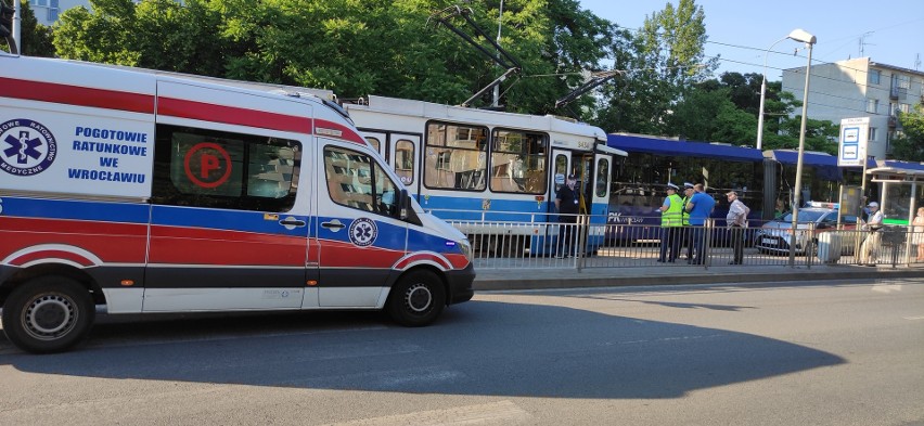 Zderzenie tramwaju z autem osobowym na skrzyżowaniu...