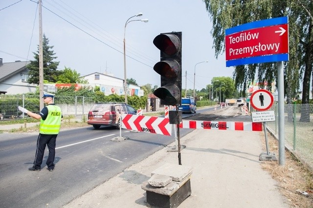 Gdyby sygnalizacja nie wystarczyła, nad przestrzeganiem przepisów czuwali także policjanci.