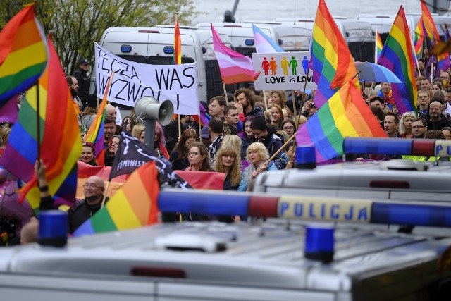 W pierwszym toruńskim Marszu Równości wzięło udział około tysiąca osób. Zebrani mieli ze sobą balony w kształcie jednorożców, wianki i tęczowe flagi. Domagali się równych praw dla wszystkich, niezależnie od orientacji seksualnej.Pół godziny wcześniej natomiast wyruszył organizowany przez Fundację Pro- Prawo do Życia marsz "W obronie normalności". Wzięło w nim udział około stu osób.Nad bezpieczeństwem zgromadzonych czuwała policja.  Pogoda na dzień (14.10.2017) | KUJAWSKO-POMORSKIEŹródło: TVN Meteo Active/x-news