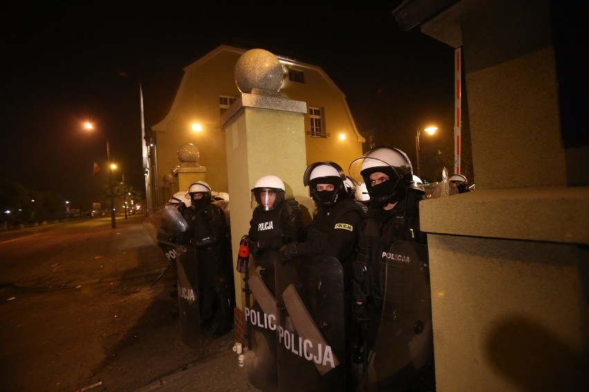 Po godz. 22.00 doszło do kolejnych starć z policją, tym...