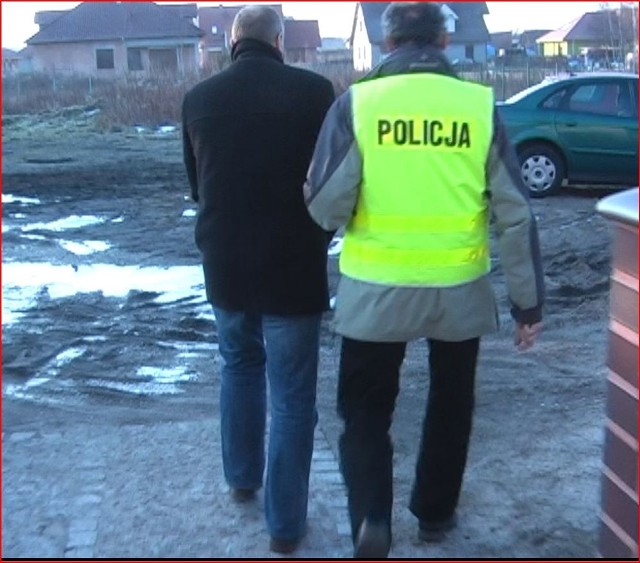 Policja zatrzymuje jednego z oszustów.