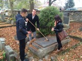 Dominik Tarczyński ze swoim sztabem wyborczym znaleźli czas, by uporządkować groby
