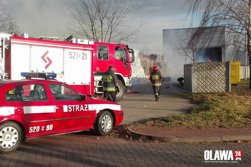 Potężny pożar fabryki papieru toaletowego pod Wrocławiem