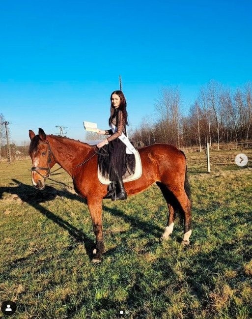 Od 12 lat trenuje jazdę konną, która jest jej wielką pasją....