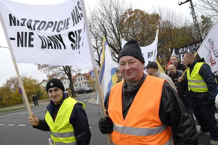 Kilkudziesieciu rybaków zablokowalo w Slupsku droge krajową...