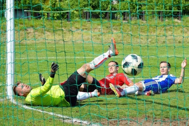 Tak gole strzela Adrian Korczyk (w czerwonej koszulce). W polu karnym rywali wie, co ma zrobić z piłką