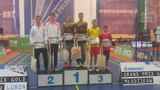 Jakub Suszyński (w żółtej) koszulce  wraz ze swoim deblowym partnerem Michałem Kosztyło (w czerwonej koszulce) na podium turnieju w Lubinie.