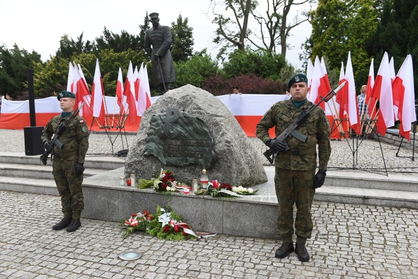 Tak jak w całej Polsce, również w Toruniu pod obeliskiem Ku...