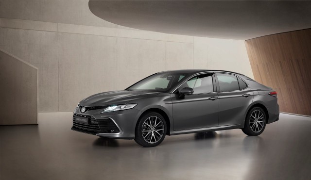 Toyota Camry Hybrid Nowa Toyota Camry trafi do sprzedaży w Europie w połowie roku 2021. Samochód będzie jak dotychczas oferowany wyłącznie z napędem hybrydowym.Fot. Toyota