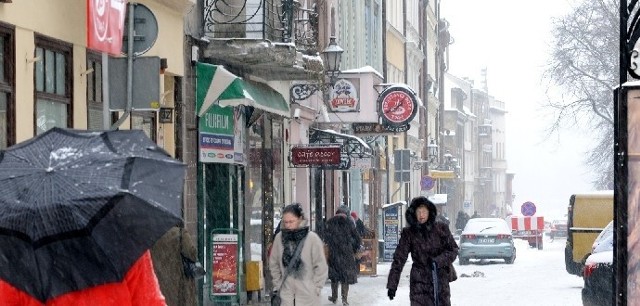 W nocy śnieg zniknie ze starówki m.in. z ul. Mostowej i Łaziennej