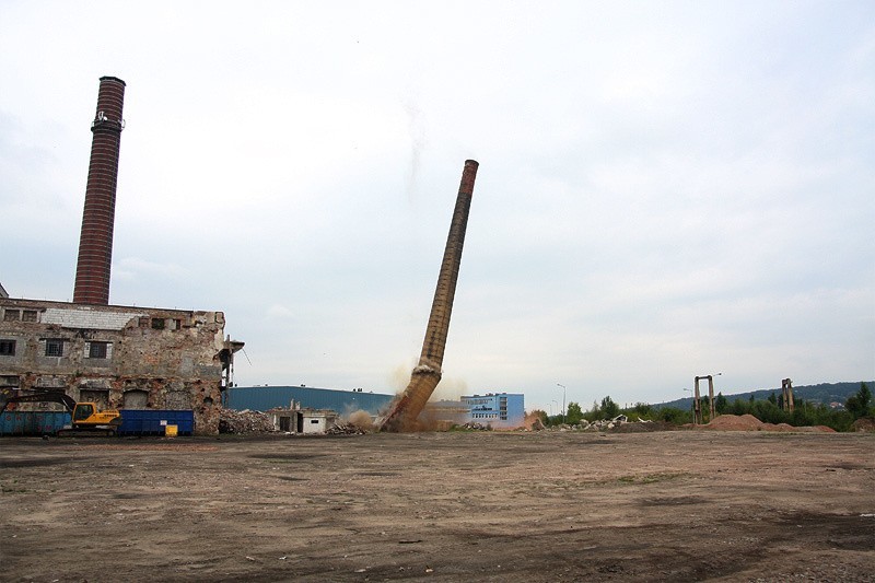 Wyburzenie komina włocławskiej Celulozy [zdjęcia]                                                    