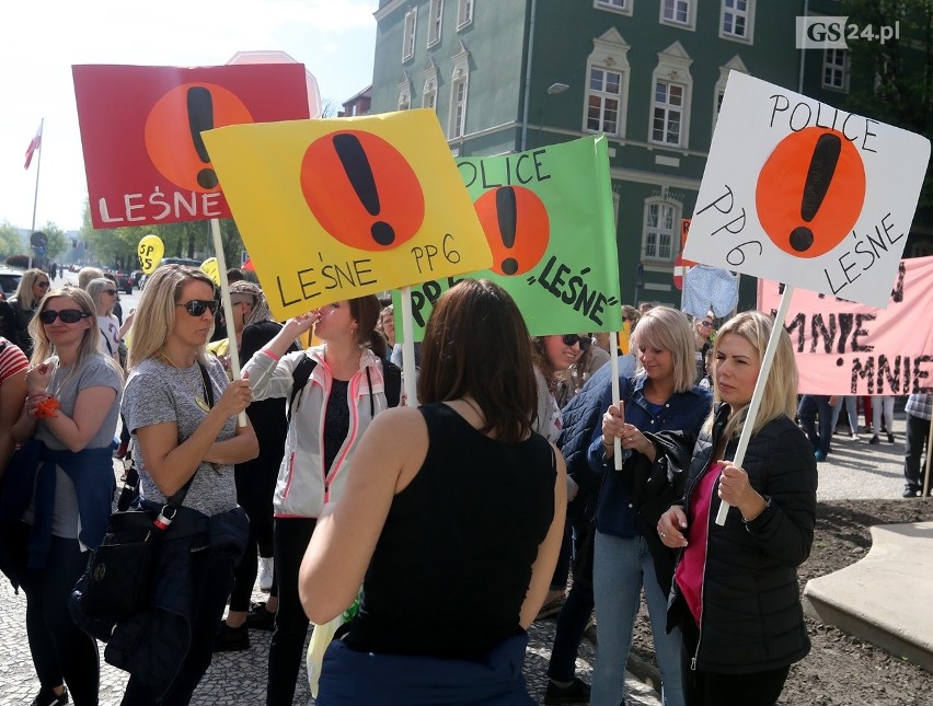 Protest nauczycieli przed Urzędem Miasta w Szczecinie.