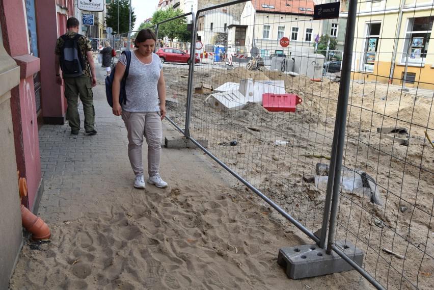 Pod panią Anną zarwał się chodnik i kobieta wpadła do...