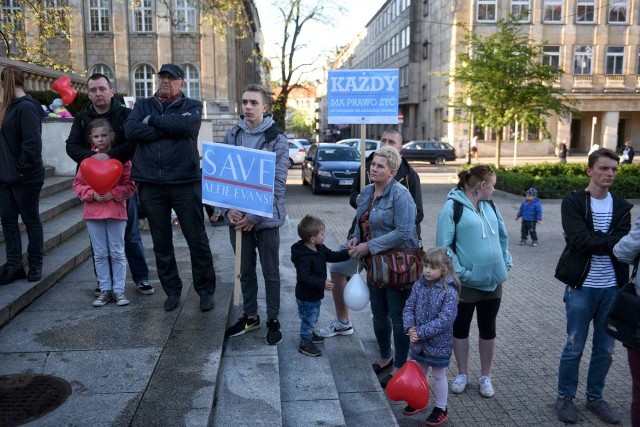 Poruszeni losem Alfiego Evansa poznaniacy zebrali się na placu Wolności.