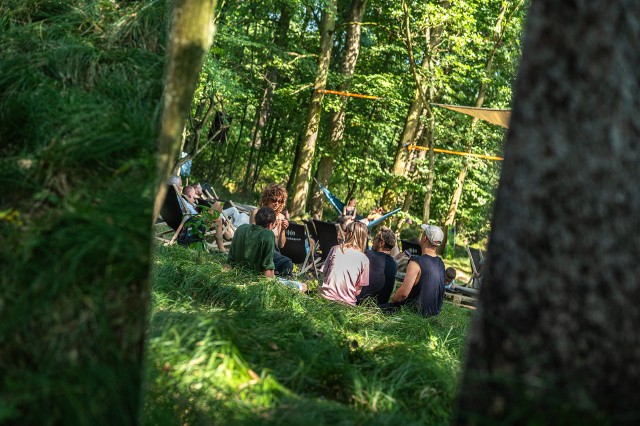 Letnie terapeutyczne sesje muzyczne „Natura online/offline” na terenie Parku Krajobrazowego „Cysterskie Kompozycje Krajobrazowe Rud Wielkich”.