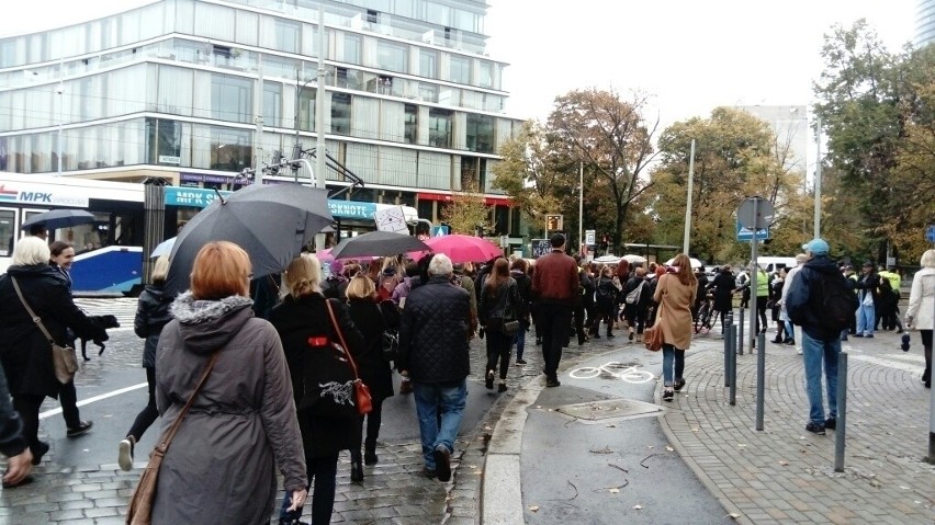 Czarny Wtorek we Wrocławiu. Marsz i protest w Rynku [ZDJĘCIA]