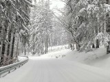 Na odcinku drogi  wiodącej do polsko-czeskiej granicy na Przełęczy Okraj zalega gruba warstwa śniegu