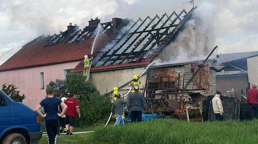 Mieszkańcy pomagają sąsiadowi, któremu spłonął dom. W pożarze stracił dobytek warty pół miliona złotych
