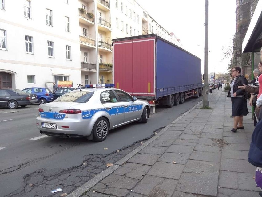 Kolizja na Matejki. Ciężarówka wjechała w sygnalizator