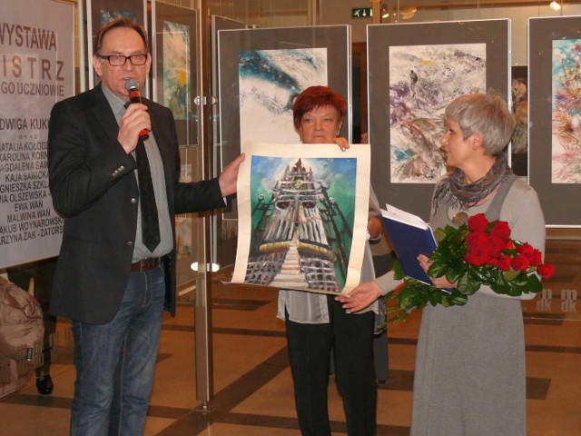 Na wernisażu dyrektor MDK Marek Gruchota, Jadwiga Kukuła prezentująca pracę swojego ucznia Kuby Woynarowskiego oraz szefowa galerii Alicja Czajkowska-Magdziak.