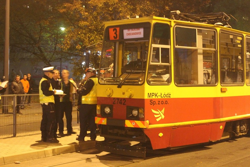 Wypadek na Łagiewnickiej w Łodzi. Mężczyzna wpadł pod tramwaj [ZDJĘCIA, FILM]