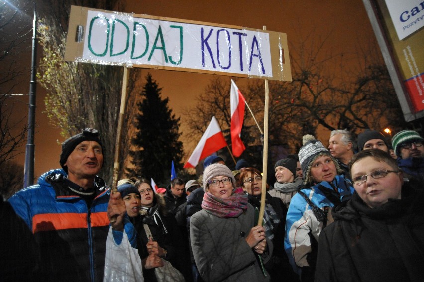 Demonstracja 13 grudnia pod domem Jarosława Kaczyńskiego