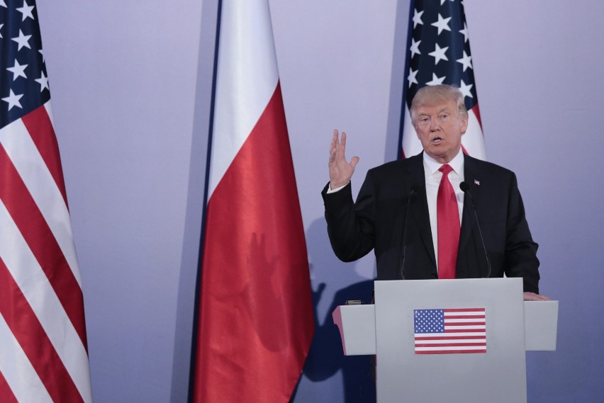 To już oficjalna informacja - Donald Trump nie odwiedzi bazy...