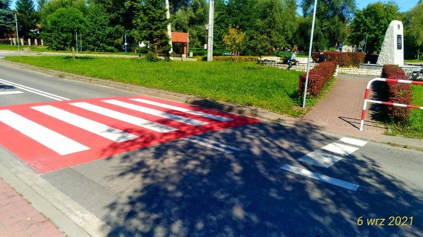 Przejście dla pieszych w centrum Modlniczki wygląda...