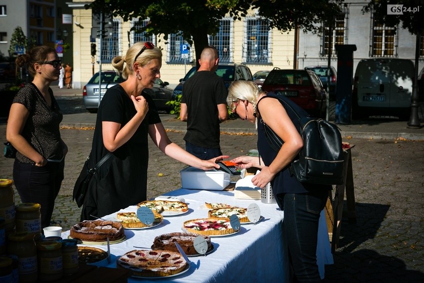 Sąsiedzkie śniadanie na placu Orła Białego w Szczecinie 