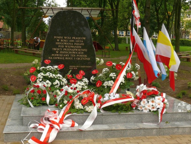 Granitowy kamień postawiony dla upamiętnienia 600-lecia powstania parafii.