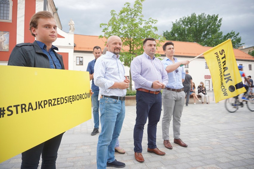 Przedsiębiorcy z Lubina w ramach protestu przeszli przez deptak. Frekwencja nie dopisała. Zobacz zdjęcia i wideo