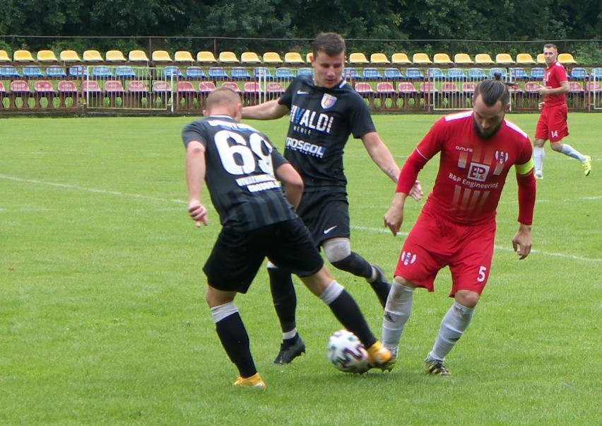 Karpaty Krosno (czarne stroje) zdobyli pięć bramek w...