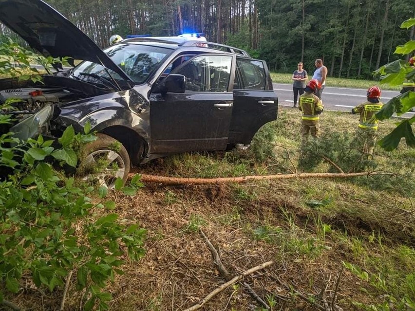 Wypadek na DK 65 na trasie Białystok - Knyszyn. Subaru dachowało i uderzyło w drzewo. Kierowca trafił do szpitala [ZDJĘCIA]