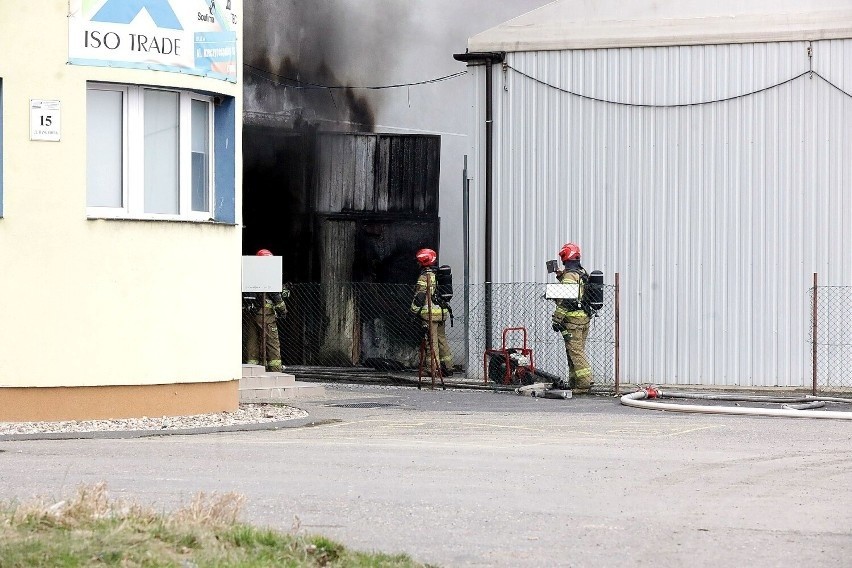 Pożar magazynu na dawnym lotnisku w Legnicy 19.03.2023