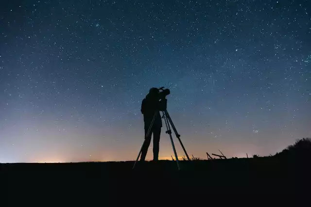 W galerii znajdziecie zdjęcia komety C/2023 P1 (Nishimura) wykonane przez miłośników astronomii na całym świecie. Są tu zarówno szersze kadry, jak i fotografie pokazujące kometę i jej warkocz w dużym powiększeniu. Przejdź do galerii, by zobaczyć ▶▶