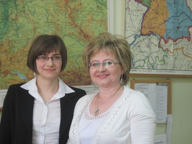 Finalistka Dyktanda Języka Niemieckiego Malwina Wojtas ze swoją nauczycielką języka niemieckiego Ewą Dorecką.